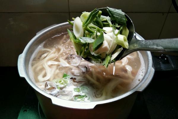 葱香海蛎肉片汤面的做法图解9