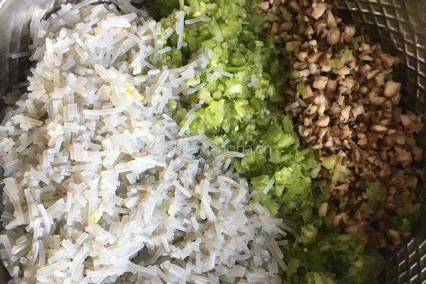 芹菜香菇猪肉粉丝饺子的做法图解1
