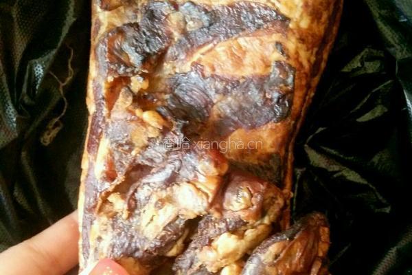 土豆烧腊肉的做法图解1