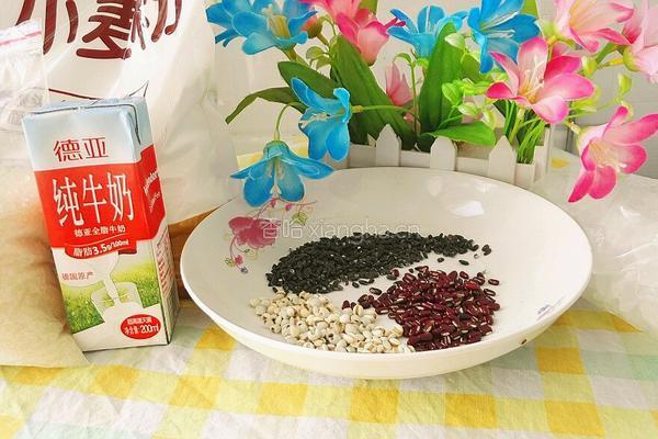 黑米红豆薏米牛奶糕的做法图解1