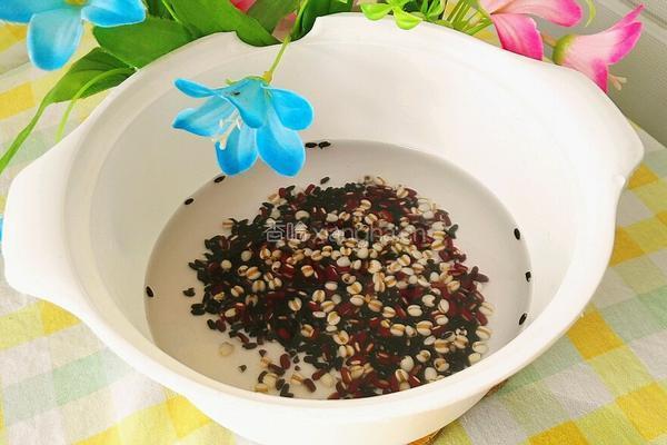 黑米红豆薏米牛奶糕的做法图解2