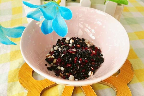 黑米红豆薏米牛奶糕的做法图解3