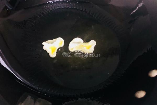 在家小零食油炸虾片的做法图解2