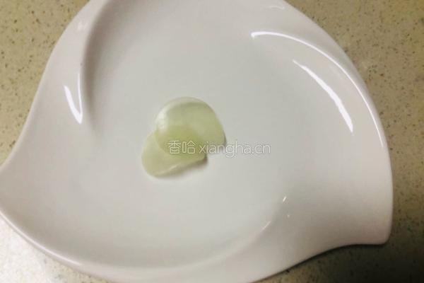 在家小零食油炸虾片的做法图解1