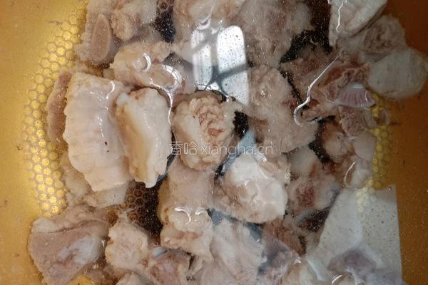 土豆炖排骨的做法图解1