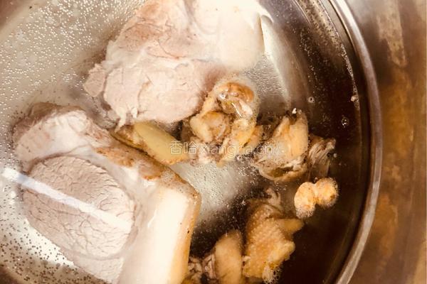 下饭的蒜泥白肉的做法图解1