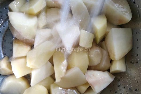 土豆炖鸡边腿的做法图解1