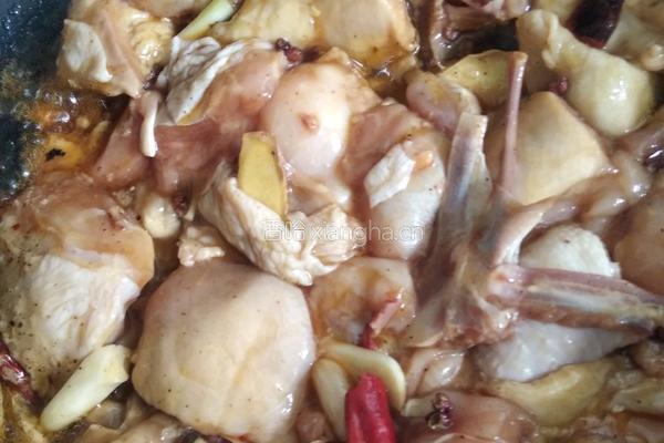 土豆炖鸡边腿的做法图解3