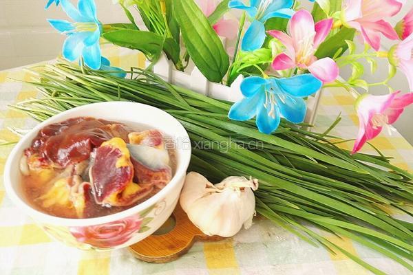 鸡肝鸡肾炒韭菜的做法图解1