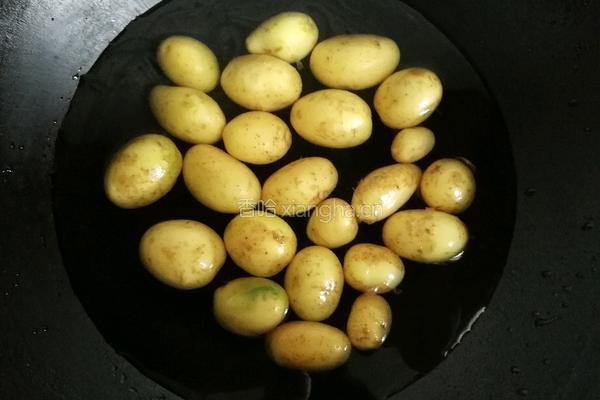 酱烧土豆仔的做法图解1