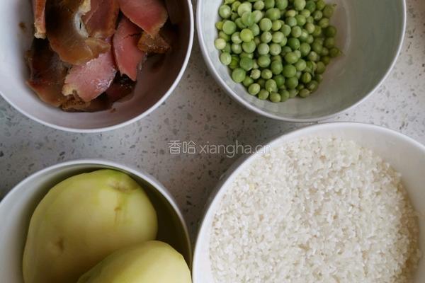 土豆腊肉焖饭（电饭锅版）的做法图解1