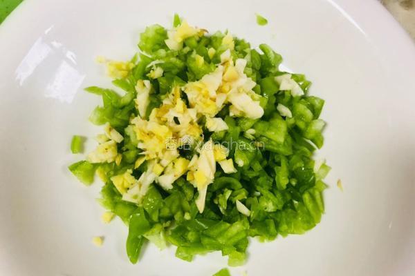 青椒遇见皮蛋的做法图解1