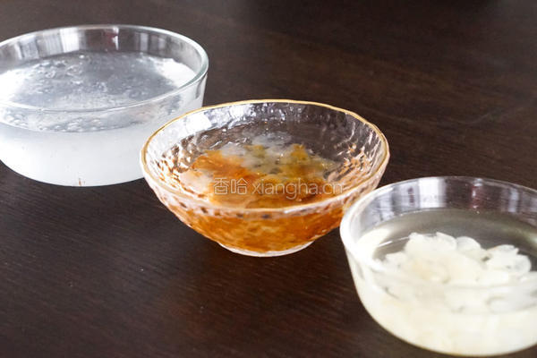 桃胶雪燕银耳甜汤，女人的胶原美颜羹！的做法图解1