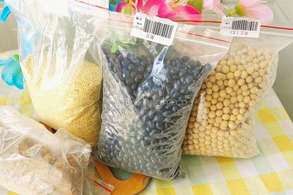 黑豆黄豆小米粥的做法图解1