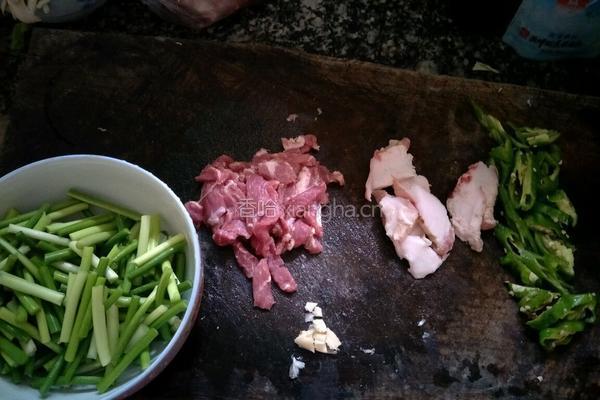 蒜苗炒肉的做法图解1