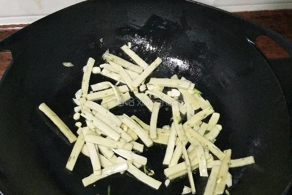 小葱炒鱼饼的做法图解7