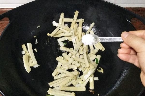 小葱炒鱼饼的做法图解8