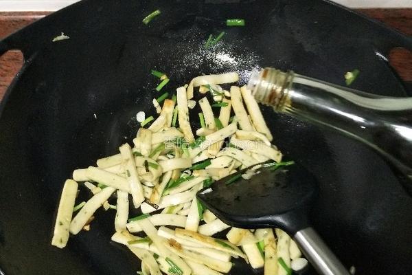 小葱炒鱼饼的做法图解12
