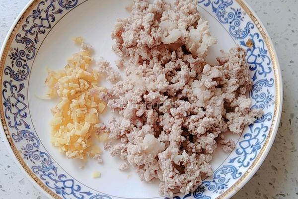 皮蛋瘦肉粥的做法图解2