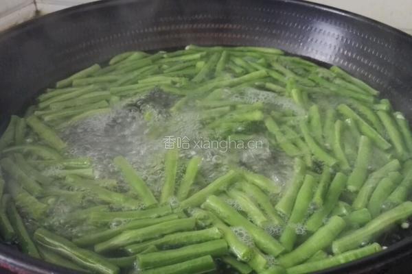 香菇炒豇豆的做法图解3