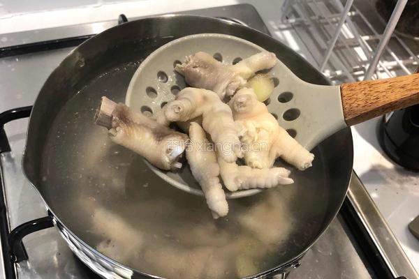 逆天好吃的㊙️制红烧鸡爪的做法图解3