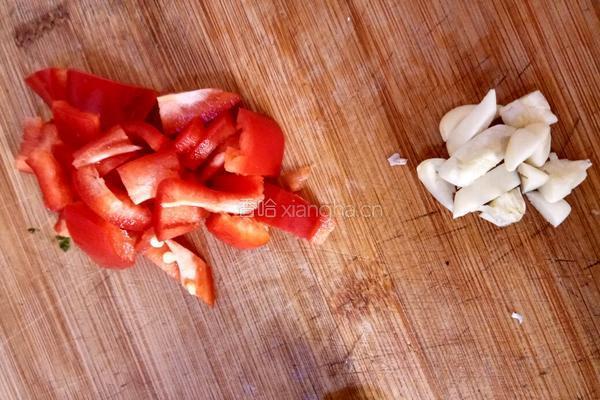 菜梗炒鸭肠的做法图解3