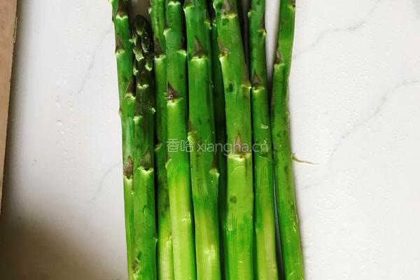 芦笋炒肉的做法图解1
