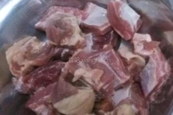 苦瓜牛肉汤的做法图解1
