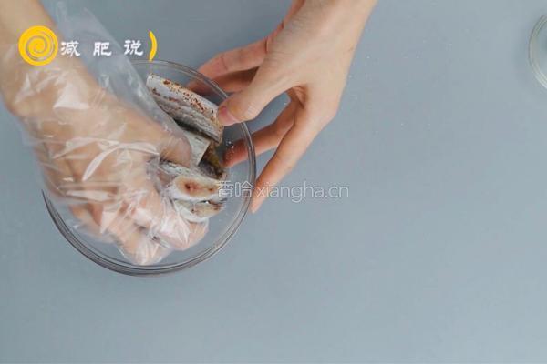 减肥版椒盐带鱼的做法图解3