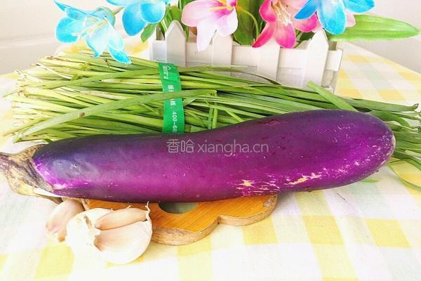 茄子炒韭菜的做法图解1