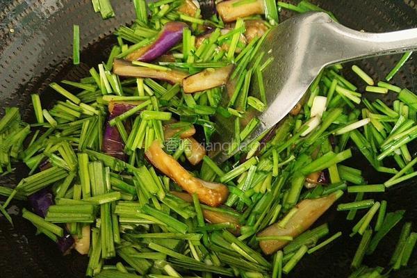 茄子炒韭菜的做法图解13