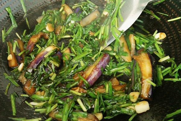 茄子炒韭菜的做法图解14