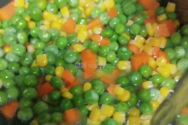 玉米炒豌豆的做法图解3