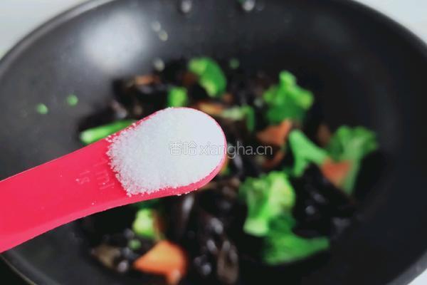 木耳炒西蓝花的做法图解9