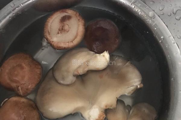 双菇肉片（蘑菇炒肉）的做法图解1