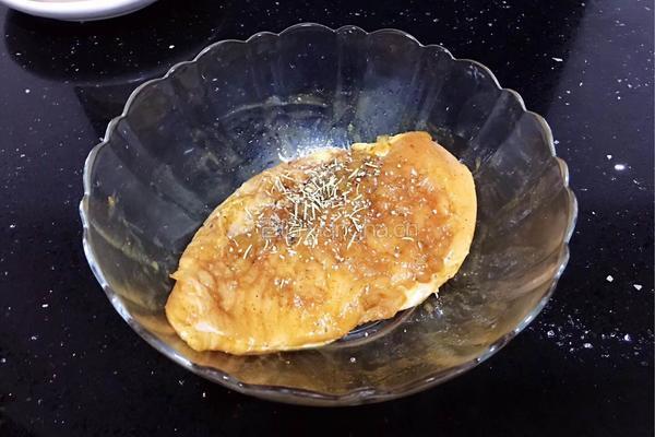 柠香黑胡椒煎鸡胸的做法图解1