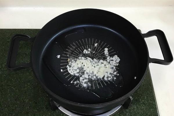 素炒西芹香菇的做法图解4