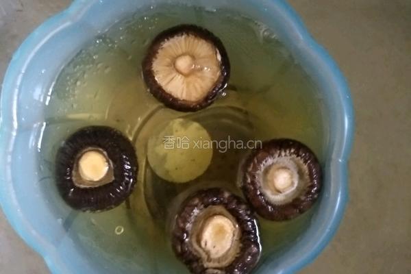 腊肉芥菜炒饭的做法图解1