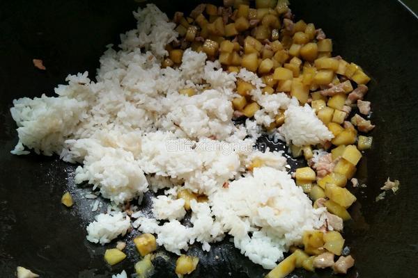 葱香红薯肉末炒饭的做法图解5