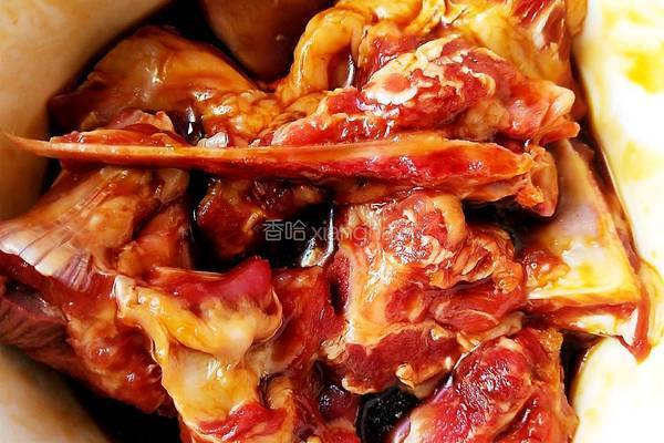 排骨焖土豆的做法图解1