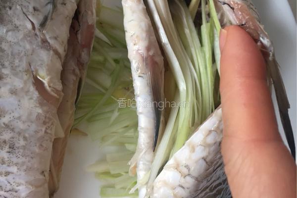 剁椒鲫鱼的做法图解3