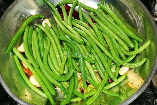 嫩豆角焖黄米饭的做法图解1