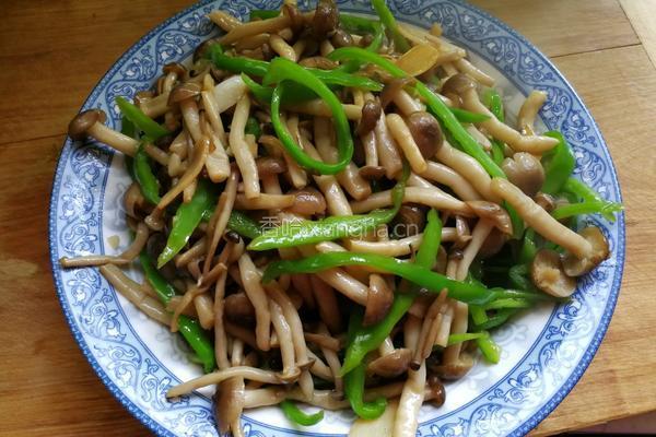 蟹味菇炒青椒丝的做法图解5