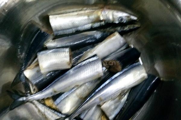 豆豉酱蒸秋刀鱼的做法图解2