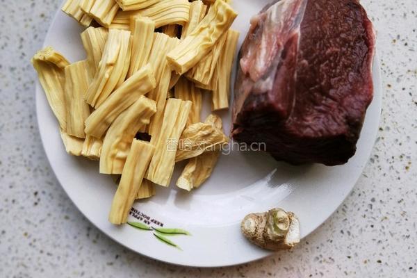 牛肉腐竹煲的做法图解1