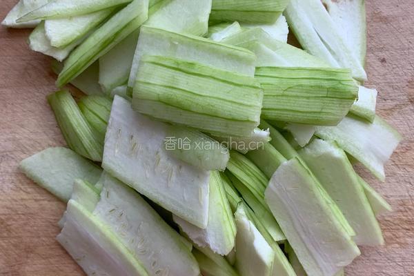 丝瓜滑肉汤的做法图解1