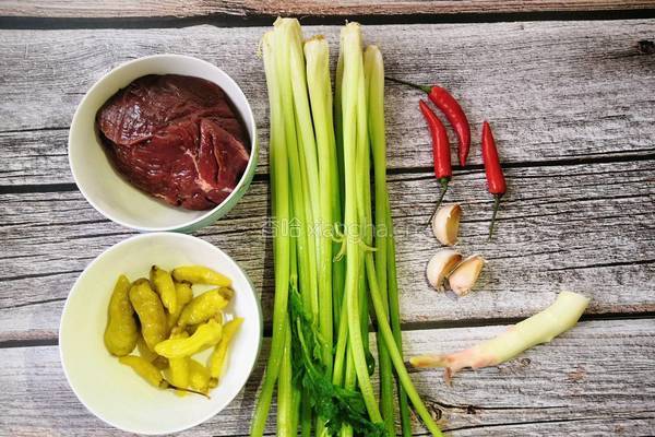 芹菜炒牛肉丝的做法图解1
