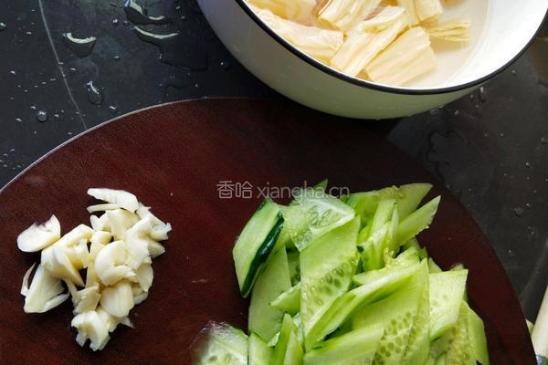 青瓜炒腐竹的做法图解1