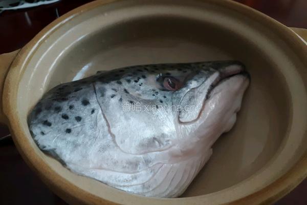 鱼头豆泡汤的做法图解1
