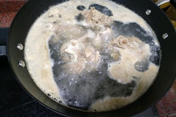 大骨玉米汤的做法图解3